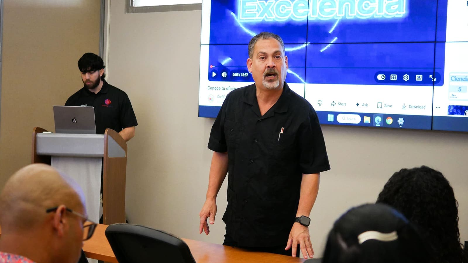 Un facilitador habla con servidores públicos durante un taller de IA en 2026.